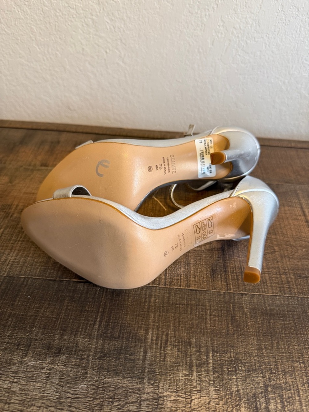 SCHUTZ CADEY-LEE METALLIC SANDAL - Picture 8 of 8